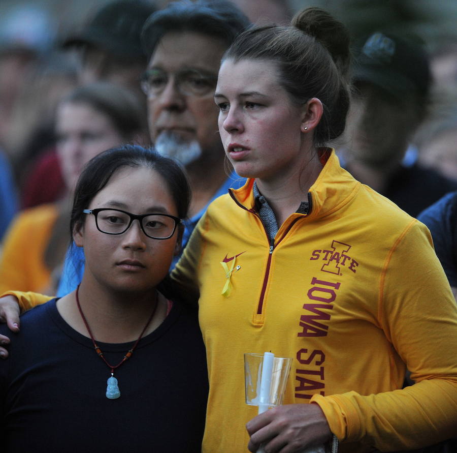 Cienteos de estudiantes, profesores y compañeros de Celia BArquín quisieron despedirse de la golfista española asesinada en una emotiva vigilia. 