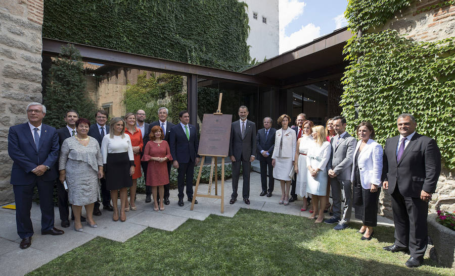 El rey posa junto a los alcaldes que conforman el grupo.