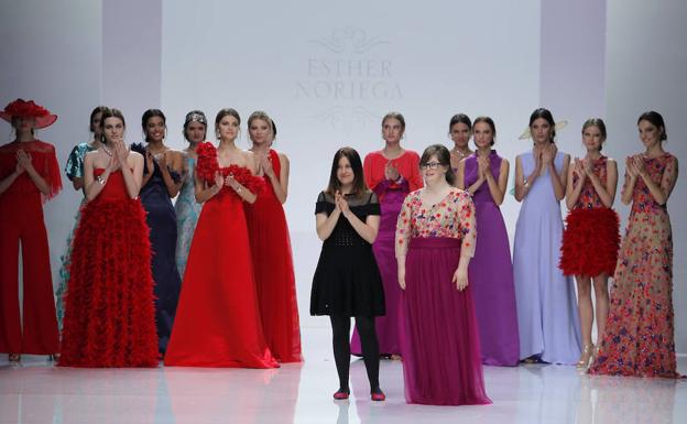 Paola, en el desfile de la Barcelona Bridal Fashion Week, junto a la diseñadora Esther Noriega. 