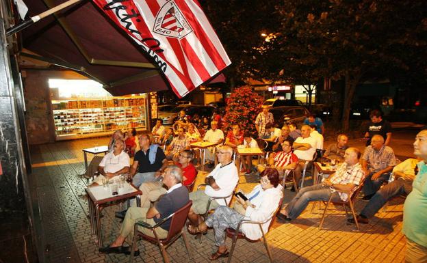 Aficionados del Athletic viendo un partido en la terraza de un bar.