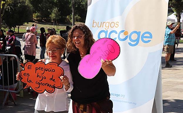Dos mujeres posan en el 'photocall' de Burgos Acoge