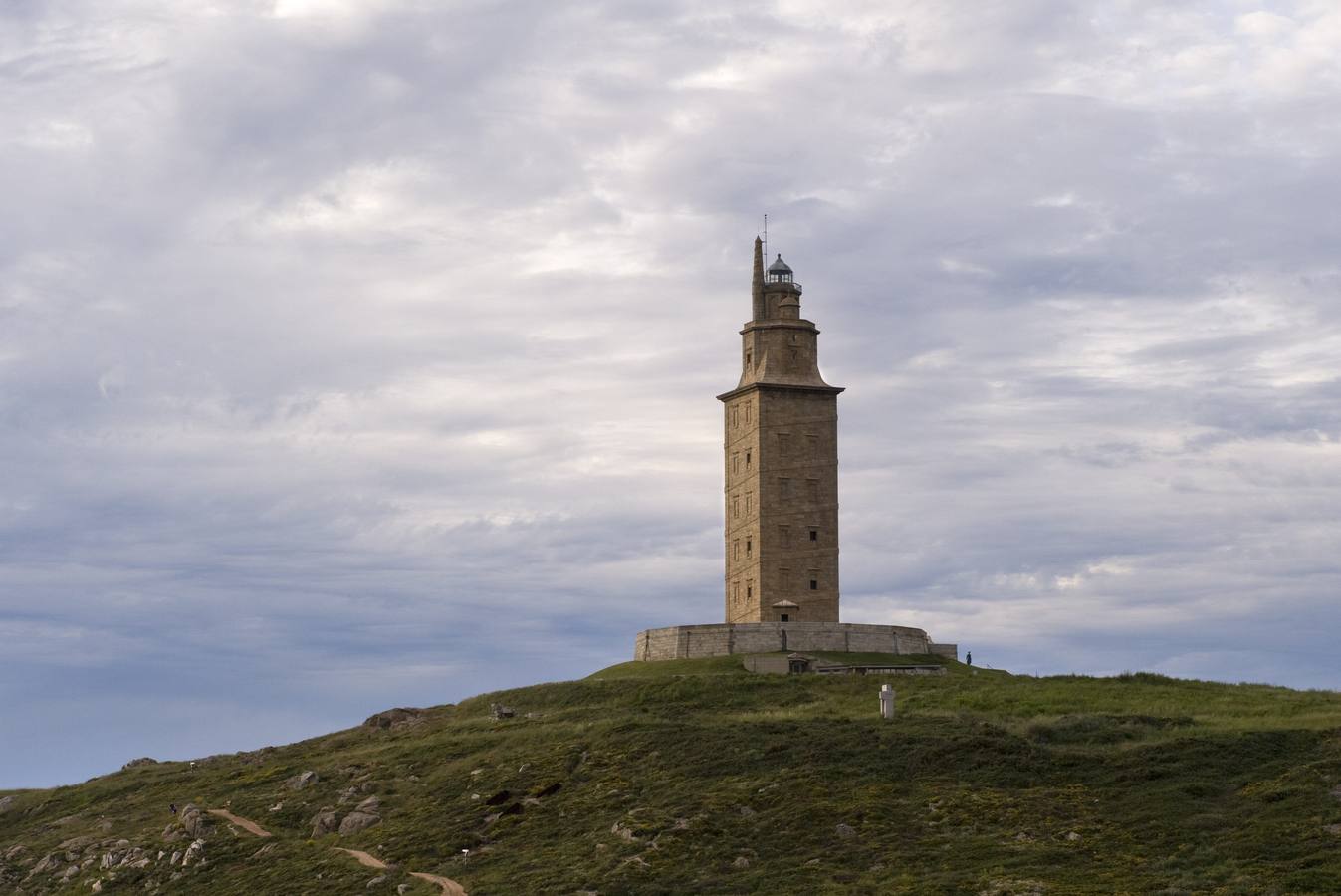 Torre de Hércules (La Coruña). La mitología dice que «hubo un gigante llamado Gerión, rey de Brigantium, que obligaba a sus súbditos a entregarle la mitad de sus bienes, incluyendo sus hijos. Un día los súbditos decidieron pedir ayuda a Hércules, que retó a Gerión en una gran pelea. Hércules mató al gigante y enterró sus tres cabezas en un promontorio sobre el que levantó la famosa torre.