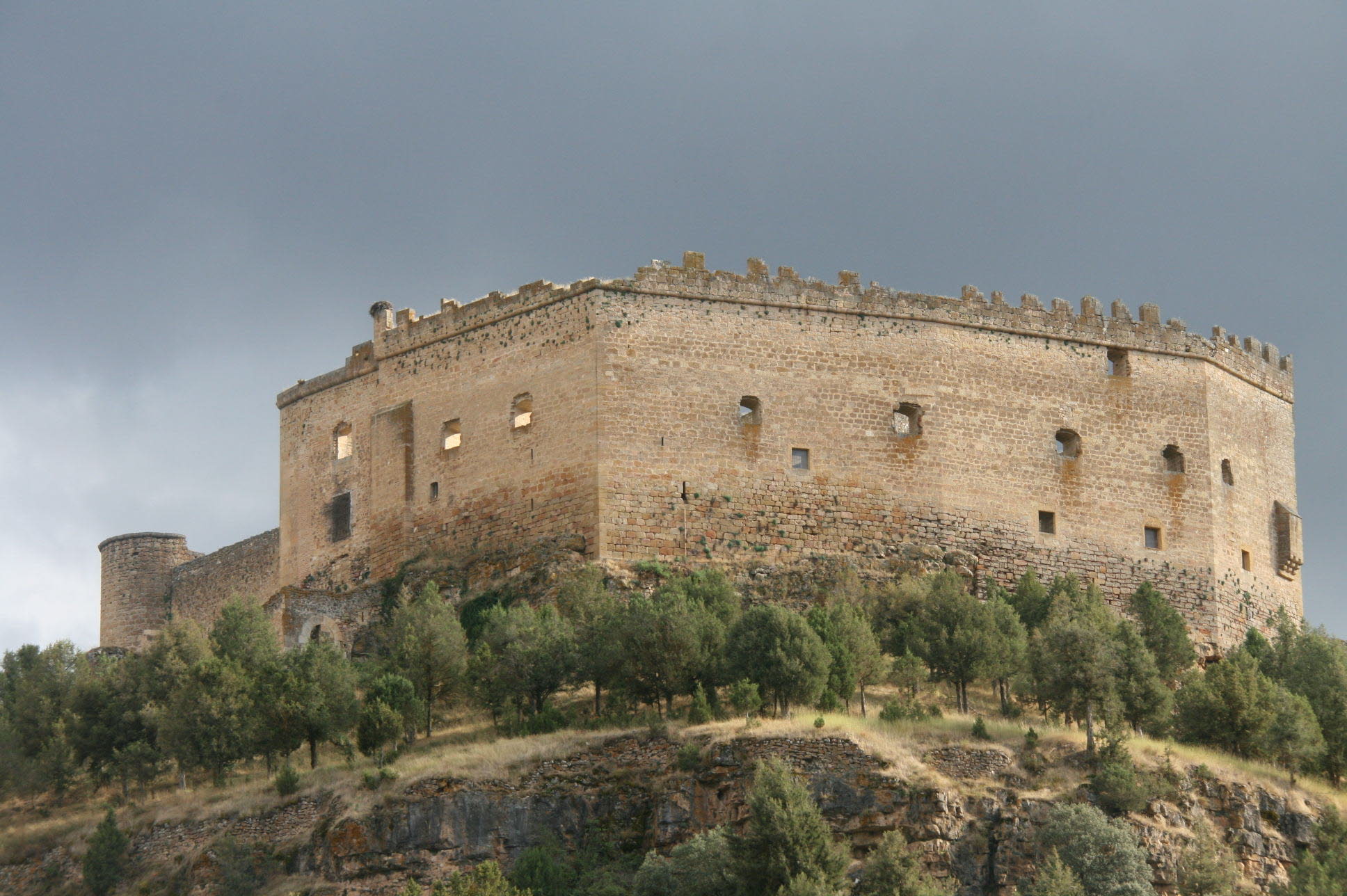 Pedraza (Segovia). Cuenta la leyenda que Elvira y Roberto fueron asesinados por los celos del señor del castillo, que estaba enamorado de Elvira. Hoy son numerosos los testimonios que aseguran haber visto, durante una determinada noche del año, a dos figuras misteriosas paseando eternamente juntas por el castillo y que, además, llevan sobre su cabeza una aureola de fuego.