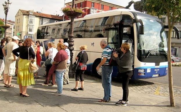 Un grupo de turistas, en la plaza de Mio Cid.