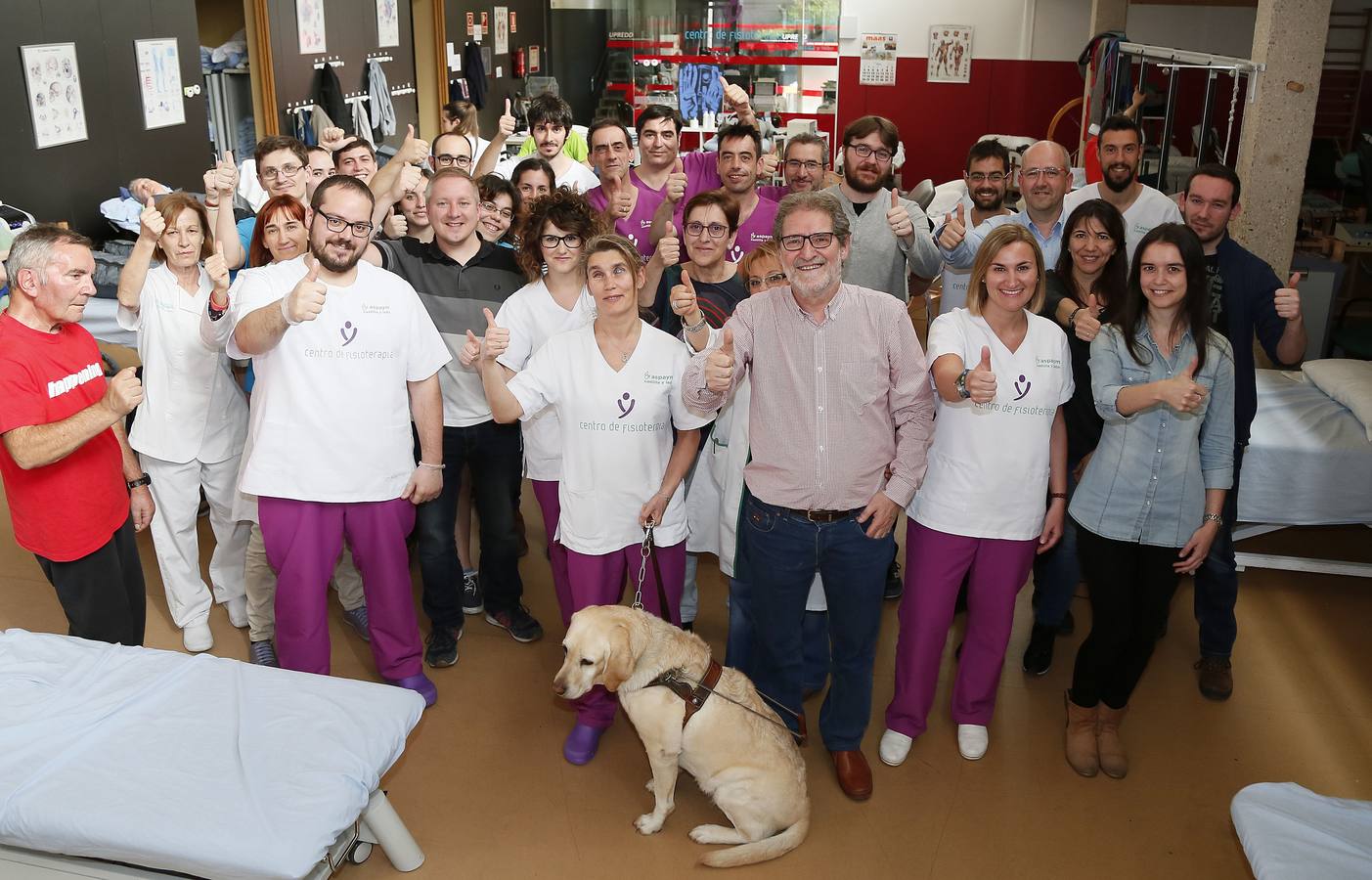 11.04.17 Julio Herrero junto a los trabajadores de Aspaym tras conocer el fallo del jurado de los Premios Castilla y León.