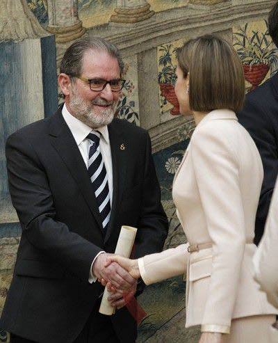 30.04.15 Julio Herrero Bermejo, director general de la asociación Aspaym Castilla y León, recibe el Premio Reina Sofía de Discapacidad de manos de la Reina Letizia.