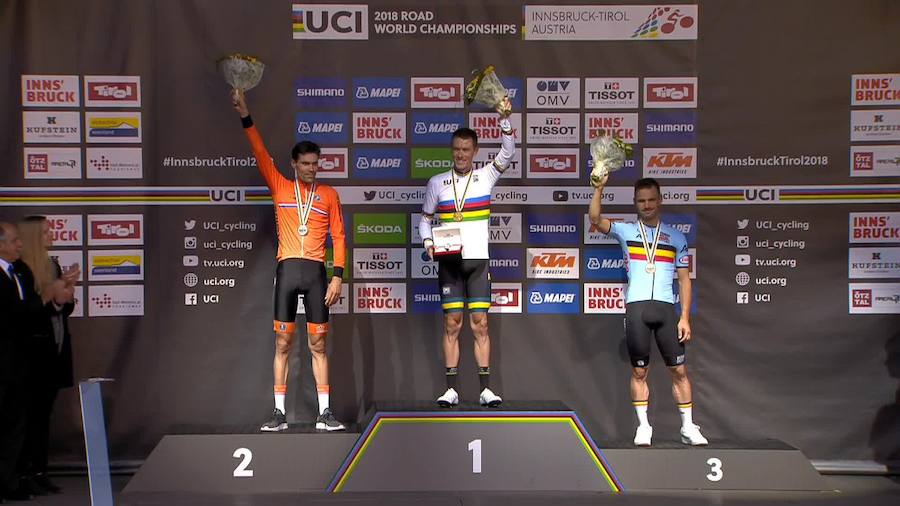 Rohan Dennis, escoltado por Tom Dumoulin y Victor Campenaerts