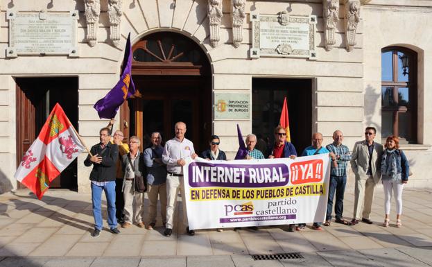 El PCAS se ha concentrado esta mañana a las puertas de la Diputación para pedir internet de calidad en el mundo rural. 