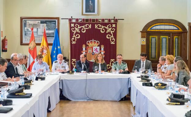 La delegada del Gobierno en Castilla y León, Virginia Barcones, preside la Comisión de Asistencia. 