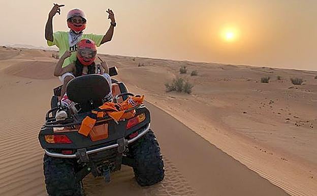 Lewis Hamilton y Nicki Minaj en el desierto de Dubai. 