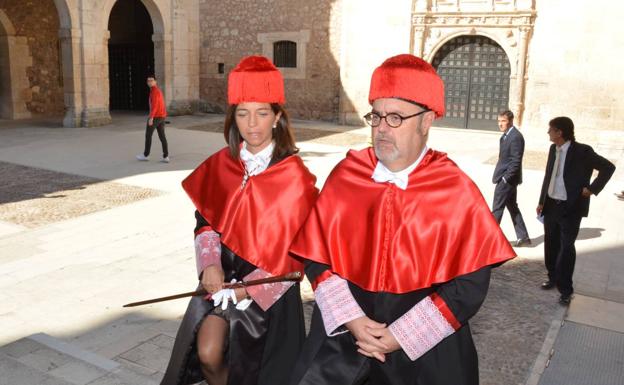 Fernando Rey acompañado de la vicerrectora de Relaciones Internacionales de la UBU, Elena Vicente, durante la inauguración del curso. 