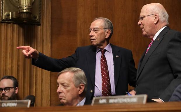 Dos senadores hablan antes de la votación. 