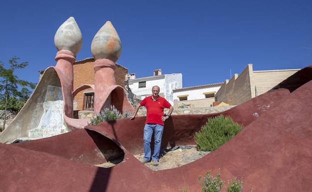 José Luis Regacho, alcalde de Olmeda de la Cuesta, ante uno de los monumentos del paseo escultórico.