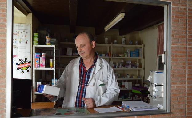 El farmacéutico de San Miguel de la Ribera, Roberto Hernández, dispensa un medicamento.