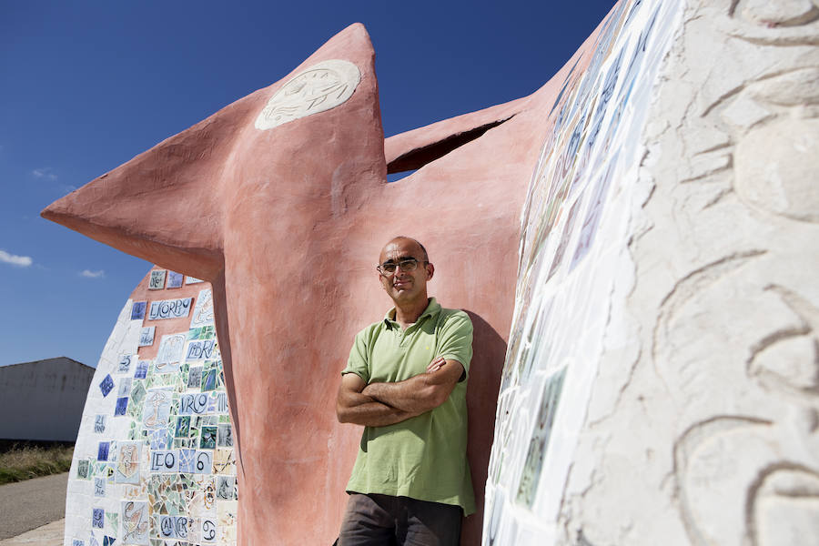 El municipio conquense, uno de los más despoblados de España, ha creado una muralla de tallas y jardínes para atraer turistas.