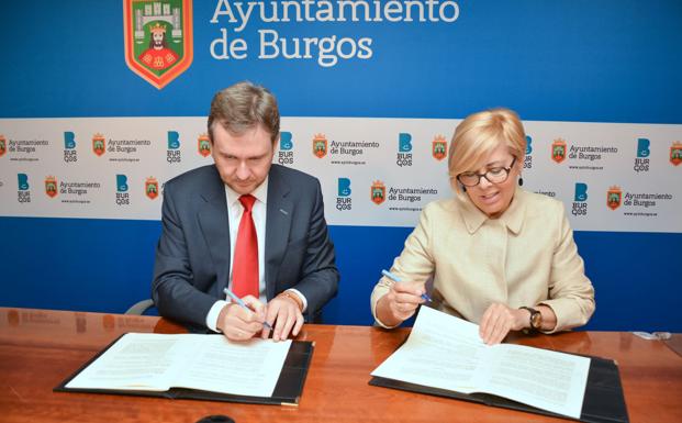 Javier Lacalle y María Jesús Delgado han firmado el convenio de colaboración. 