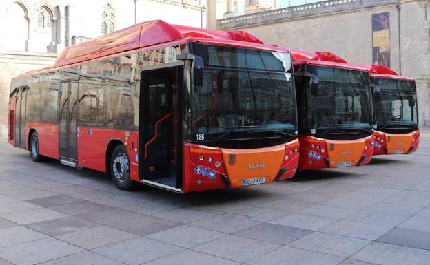 Los tres nuevos autobuses aparcados en la plaza del Rey San Fernando.