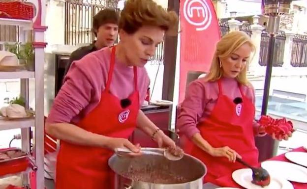 Antonia Dell'Atte y Carmen Lomana cocinando en el mismo equipo. 