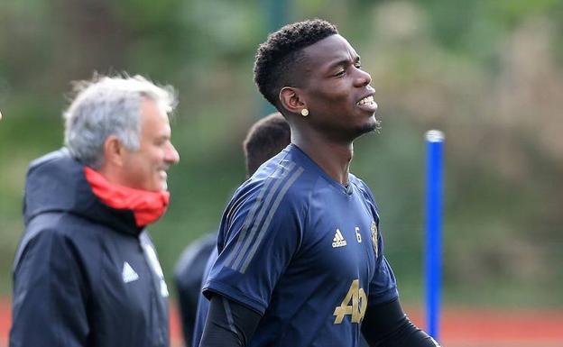 Paul Pogba, junto a Mourinho, en un entrenamiento. 