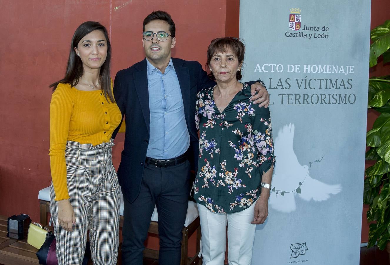 La comunidad rinde homenaje a los afectados por los atentadosy exige que se investiguen los 300 crímenes de ETA que están aún sin resolver