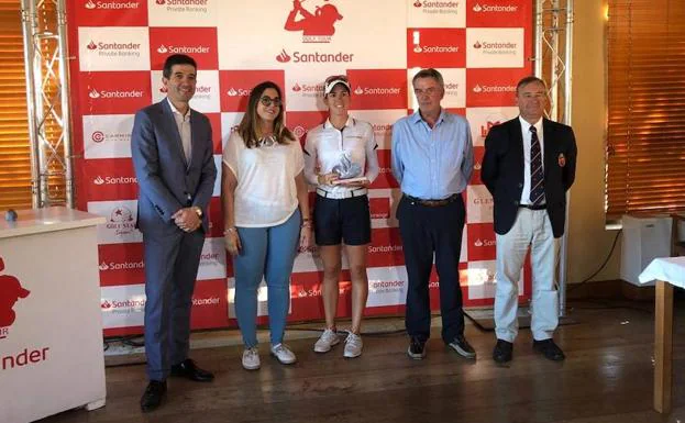 Mireia Prat posa con el trofeo que le acredita como ganadora en Lerma