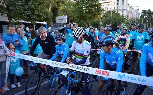 Alejandro Valverde estrena el maillot arcoíris por las calles de Madrid