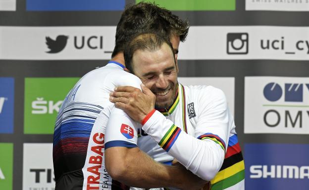 Alejandro Valverde (d), con el maillot de campeón del mundo. 