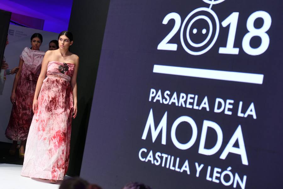 La XXI Pasarela de la Moda de Castilla y León finalizó hoy en Burgos con la celebración del Concurso Jóvenes Diseñadores. Concha Ceballos, María Lafuente, Fely Campo y el padrino de la edición, Juanjo Oliva, fueron los últimos diseñadores en mostrar al público sus diseños