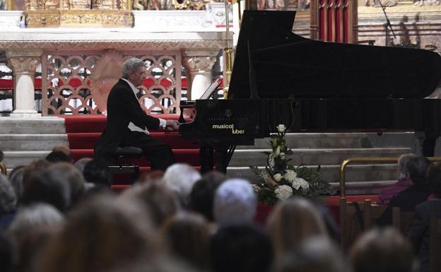 El pianista Antonio Baciero interpretó un concierto de piano con motivo de la celebración del VIII Centenario de la Catedral. 