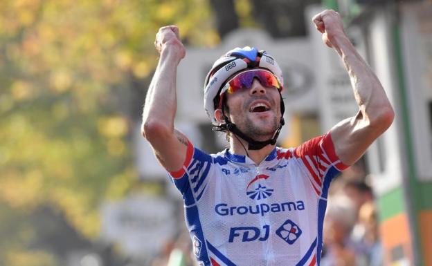 Thibaut Pinot entra victorioso en meta. 