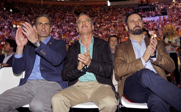 El presidente de Vox, Santiago Abascal (d), el secretario general, Javier Ortega Smith (i), y uno de los fundadores de la formación, José Antonio Ortega Lara (c), durante el acto que Vox celebra en el Palacio de Vistalegre de Madrid. 