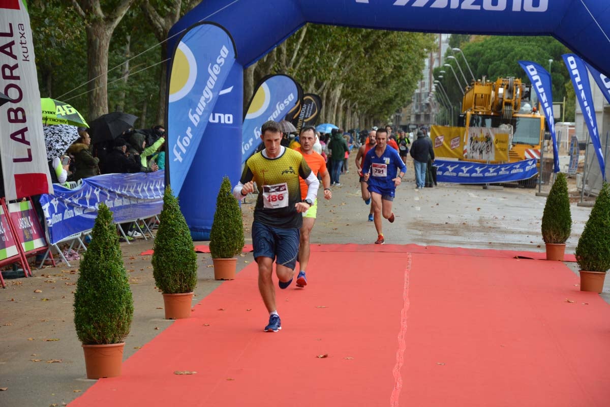 Cientos de corredores desafían al frío y la lluvia con motivo del III Campofrío Maratón Burgos. 