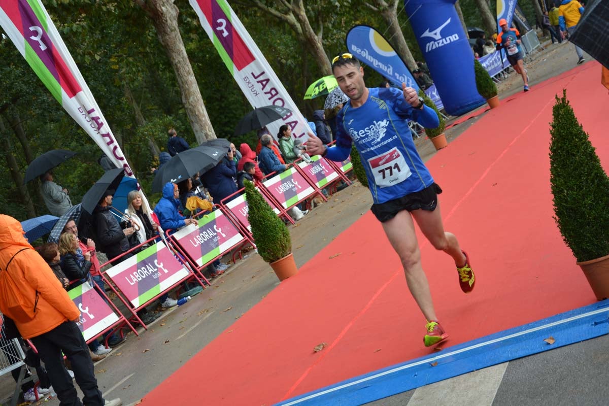 Cientos de corredores desafían al frío y la lluvia con motivo del III Campofrío Maratón Burgos. 