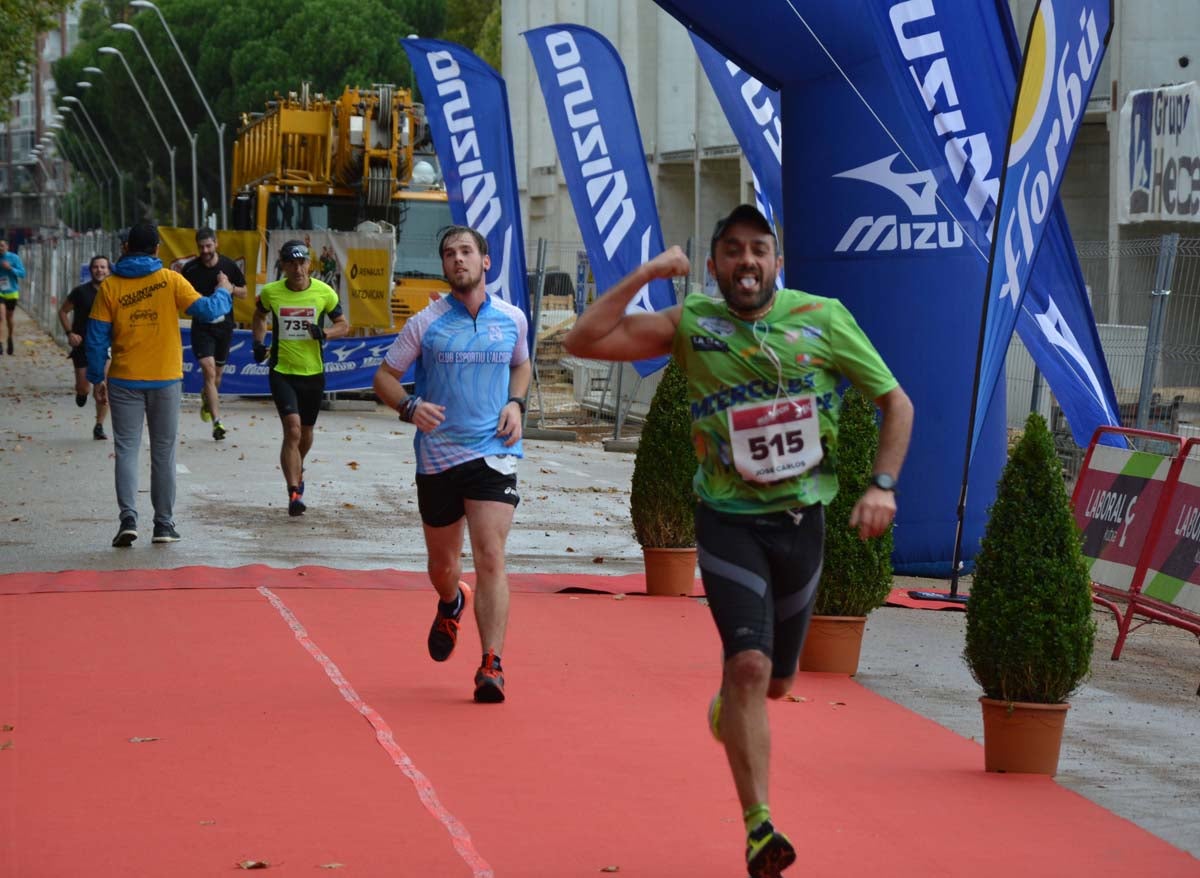 Cientos de corredores desafían al frío y la lluvia con motivo del III Campofrío Maratón Burgos. 