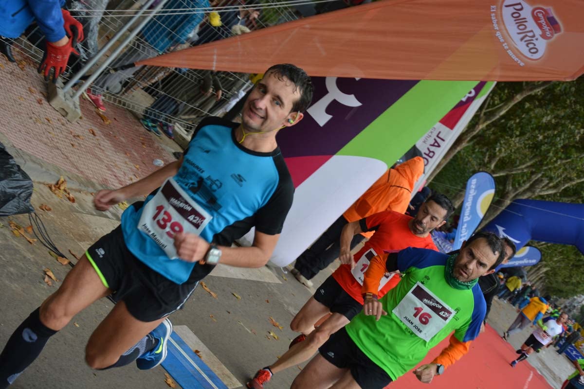 Cientos de corredores desafían al frío y la lluvia con motivo del III Campofrío Maratón Burgos. 