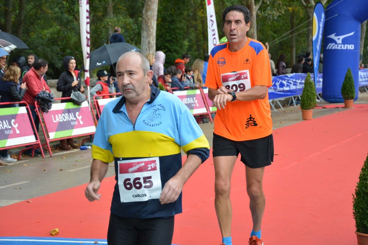 Cientos de corredores desafían al frío y la lluvia con motivo del III Campofrío Maratón Burgos. 