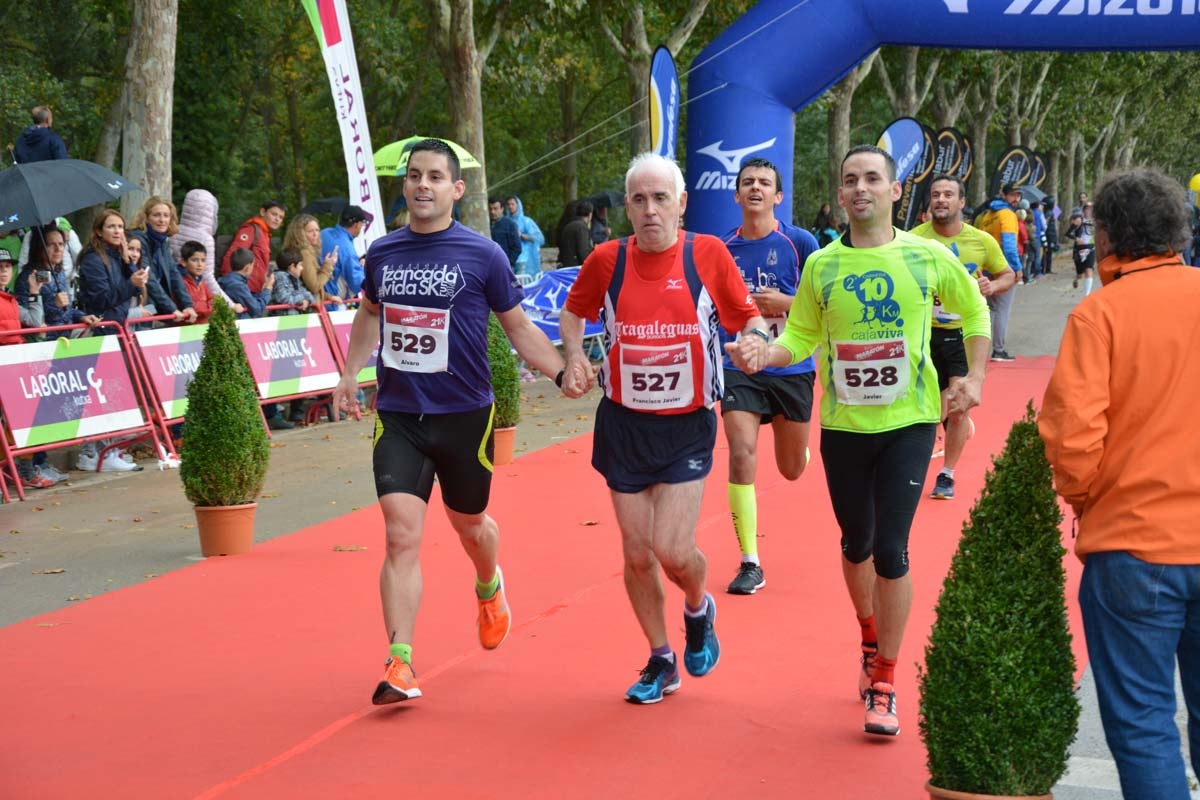 Cientos de corredores desafían al frío y la lluvia con motivo del III Campofrío Maratón Burgos. 