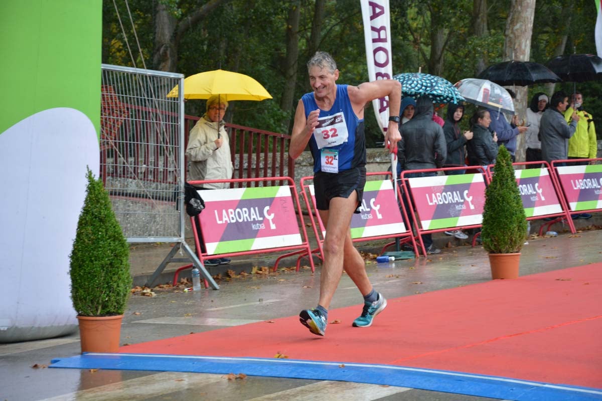 Cientos de corredores desafían al frío y la lluvia con motivo del III Campofrío Maratón Burgos. 