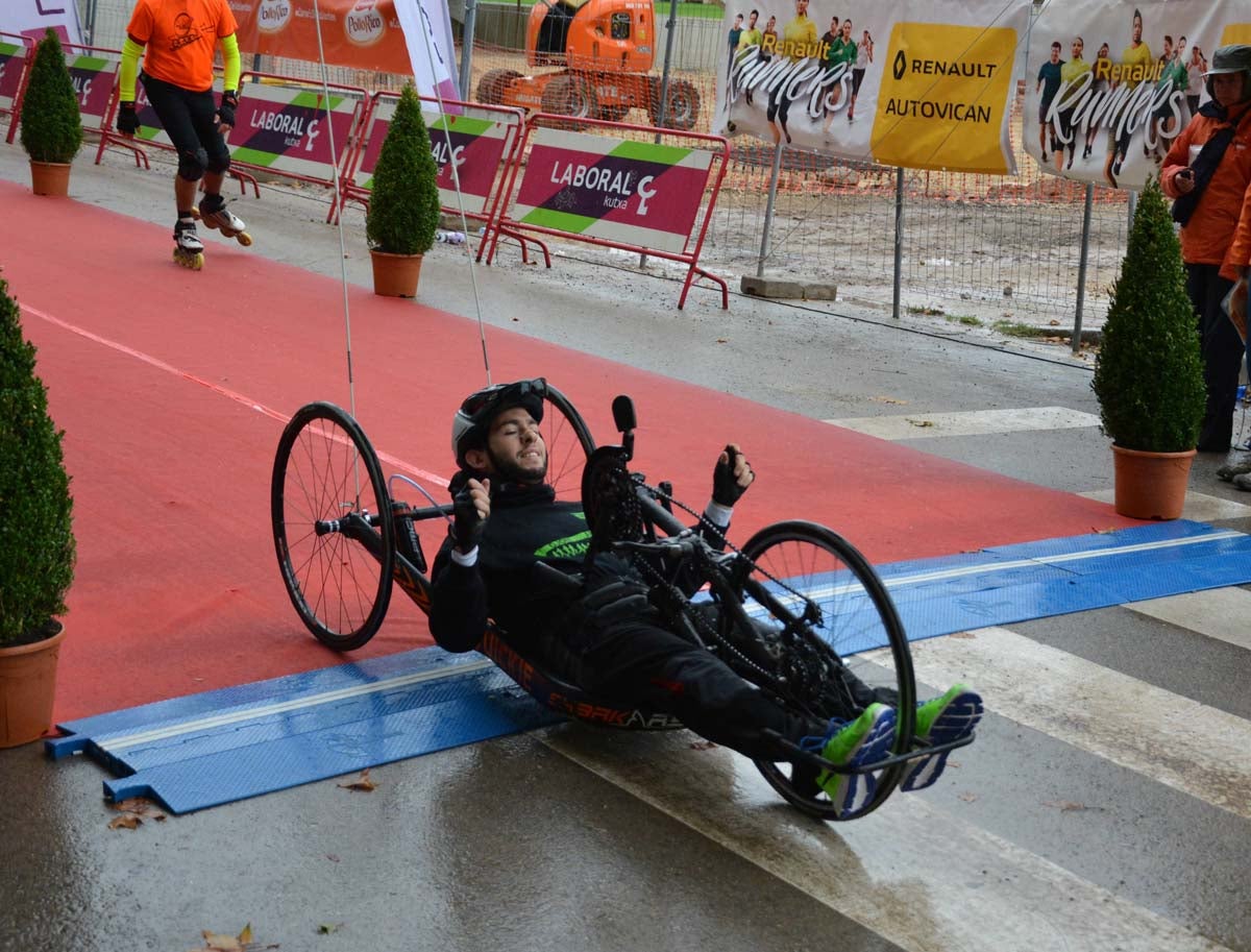 Cientos de corredores desafían al frío y la lluvia con motivo del III Campofrío Maratón Burgos. 