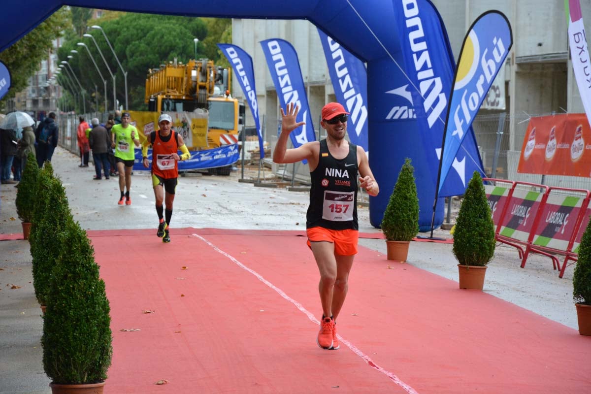 Cientos de corredores desafían al frío y la lluvia con motivo del III Campofrío Maratón Burgos. 