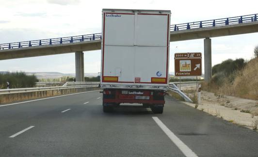 Un camión transita por el arcén de la A-67 para esquivar los baches que salpican la calzada. 