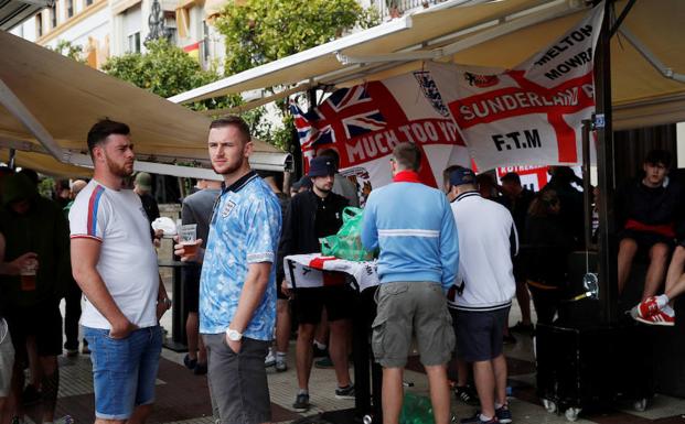 Aficionados ingleses, en las calles de Sevilla. 