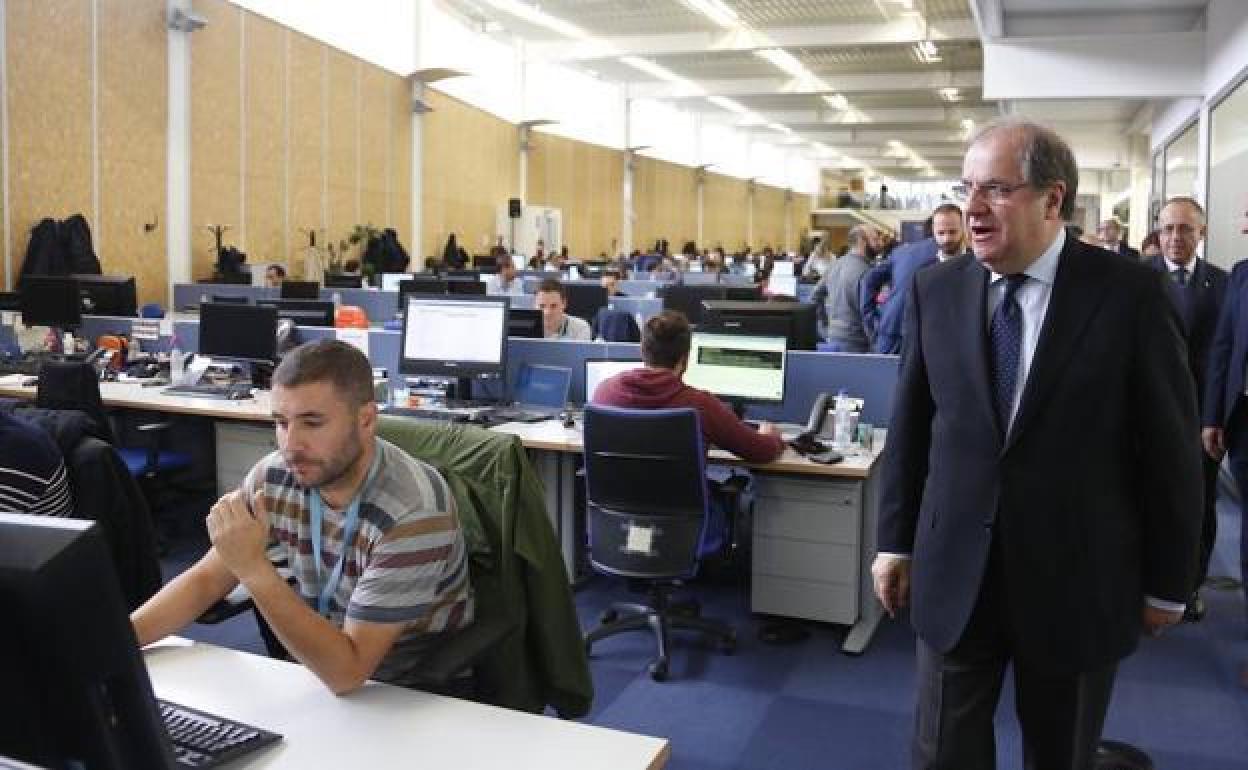 El presidente de la Junta de Castilla y León, Juan Vicente Herrera, interviene en el acto del X Aniversario de la empresa Viewnext, en el municipio de Aldeatejada.