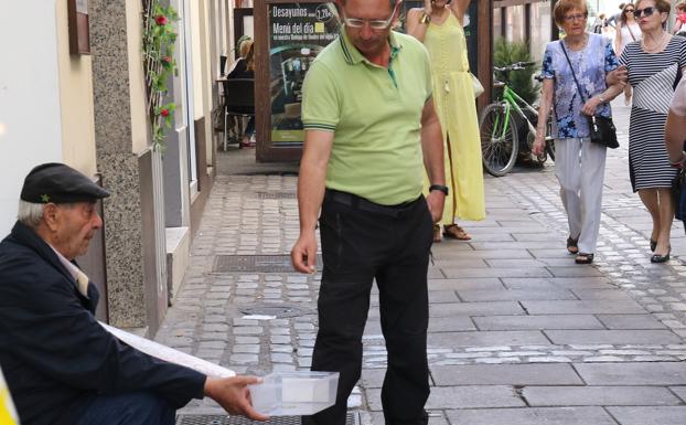 Mendigo en la calle Teresa Gil.