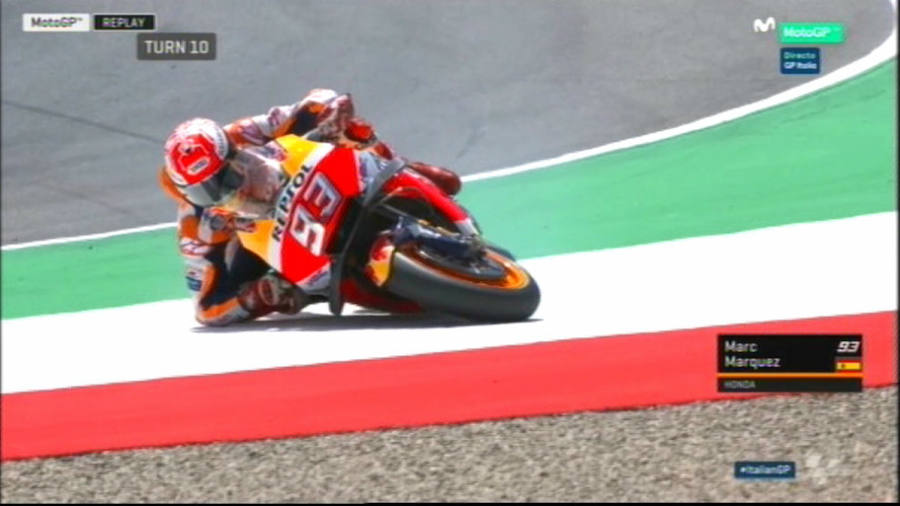 GP de Italia. Márquez terminó en la grava de la curva 10, para alegría de los aficionados italianos, y aunque volvió a pista quedó el decimosexto