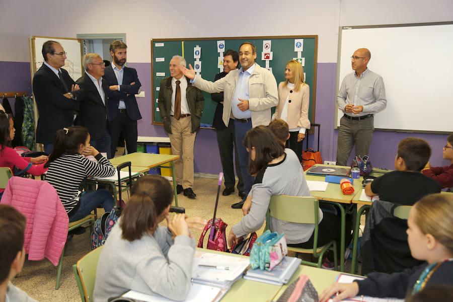 El director del colegio Blas Sierra presenta a los alumnos la campaña, en presencia del consejero de Empleo y otros representantes institucionales. 