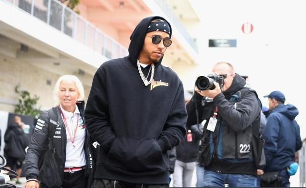 Lewis Hamilton camina por el 'paddock' del Circuito de las Américas.