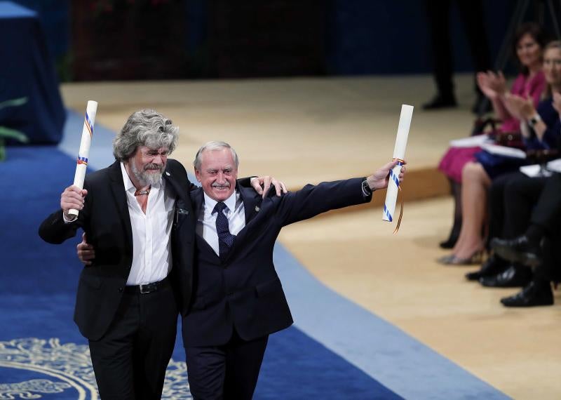 Don Felipe y doña Letizia presiden el acto en el teatro Campoamor de Oviedo, con el mismo esquema y con la única ausencia de Fred Vargas.