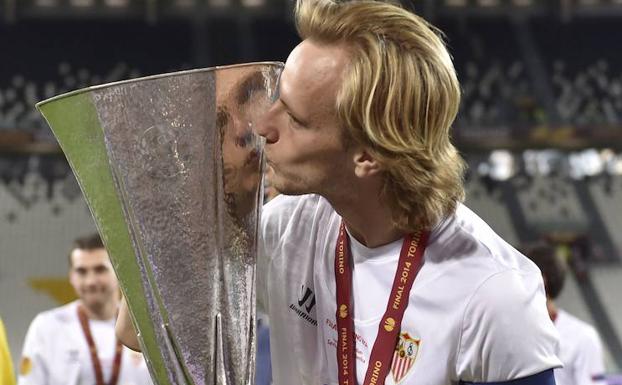 Ivan Rakitic besa el trofeo de la Europa League que conquistó el Sevilla en la final ante el Benfica disputada en mayo de 2014. 