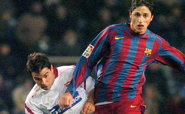 Saviola pugna con Edmilson en un Barcelona-Sevilla de 2005. 